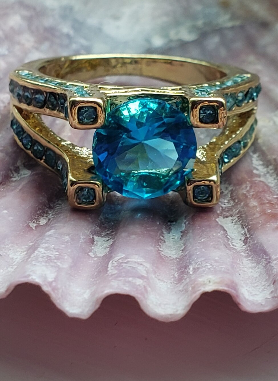 NEW SZ 7 Blue Topaz, YGP, Beautiful Round-cut Stone, Modern Design, Jeweled Arms